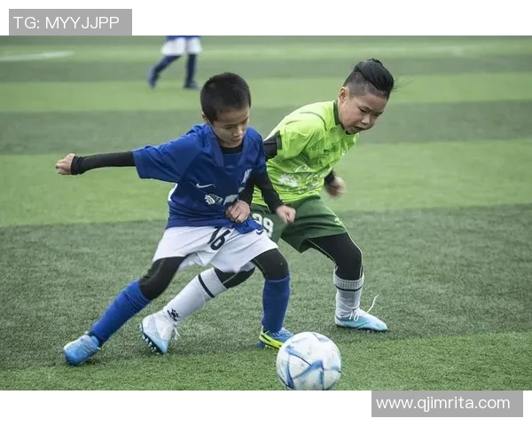 足球明星与孩子的欢乐时光父爱如山的温馨瞬间